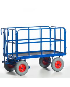 Der Handpritschenwagen von Rollcart ist optimal für den innerbetrieblichen Transport geeignet.