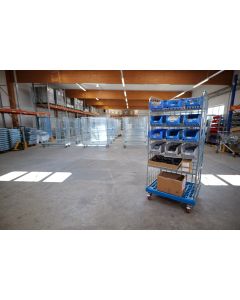 HMH Rollregal im Lagereinsatz mit bestückten Einlegeböden für Sichtlagerkästen und Kleinteile