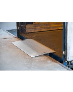Mobile Aluminium-Überladebrücke von Altec überbrückt Höhenunterschied zwischen LKW-Ladefläche und Laderampe