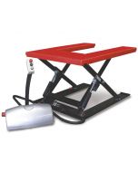 Kaufen Sie unseren Flachhubtisch für eine ergonomische Arbeitsweise.