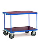 Die Tischwagen auf 2 Ebenen mit wasserfester Oberfläche können Lasten bis zu 600 kg tragen.