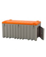 Die robuste Transportbox aus Kunststoff mit Seitentür schützt vor Nässe und Feuchtigkeit.