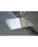 Überfahrbrücke aus Aluminium für Zwischenräume, mit Anschlagwinkeln zur Sicherung gegen Abrutschen.