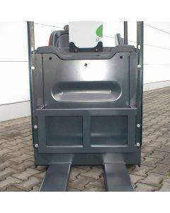 Das Lastschutzgitter bietet mehr Stabilität beim Bewegen übergroßer Waren mit dem Niederhubwagen.